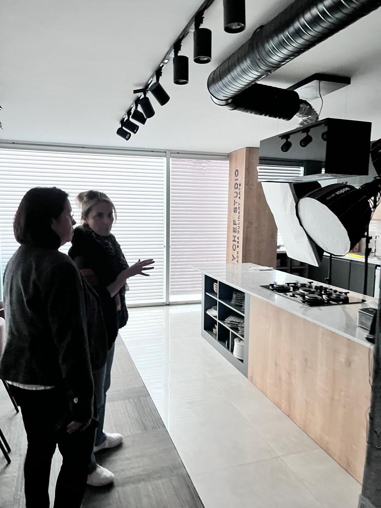 Chef Academy, Okafta öğrencilere yönelik hazırlanacak yöresel yemek videosu için stüdyosunu tanıttı.