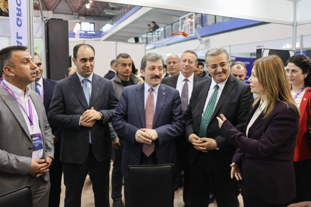 Vali Tavlı, Bakan Yardımcısı Özçelik ve Rektör Aydın OKAF’26 stantlarını ziyaret etti